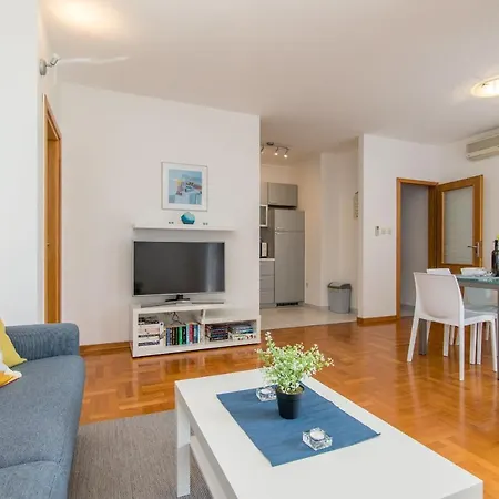 Mirela Apartman