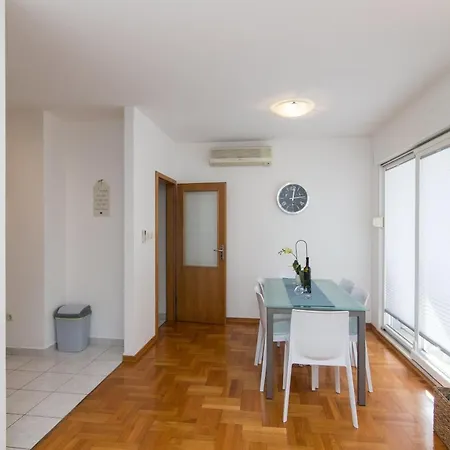 Mirela Apartman